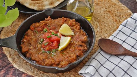  Foul Medames: Eine herzhafte und aromatische Symphonie aus Bohnen und Gewürzen