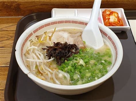  Hakata Ramen: Ein köstliches Gedicht aus Nudeln, Brühe und Schweinefleisch!