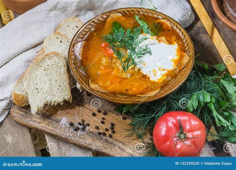  Shchi – Eine herzhafte Suppe mit cremigen Sauerrahm und zarten Kräutern!