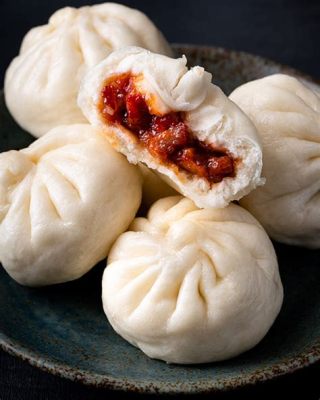  Steamed Pork Buns mit Sticky Rice Füllung: Ein zartes Flüstern von süßem und herzhaften Gaumenschmaus!