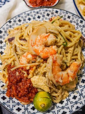  Hokkien Mee - Eine pikante und aromatische Meeresfrüchte-Nudelsuppe aus Kuching!