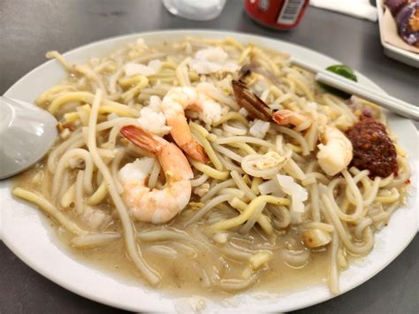  Hokkien Mee – Eine Symphonie scharfer Aromen und cremiger Texturen, die den Gaumen verwöhnt!