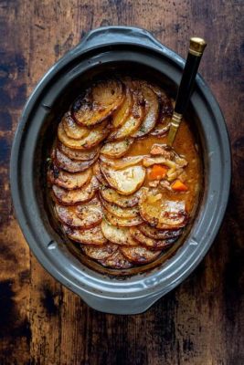  Lancashire Hotpot - Eine saftige Symphonie aus geschmorten Lammfleisch und goldbraunen Kartoffeln!