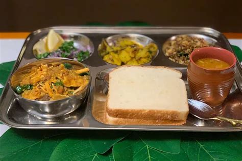  Misal Pav: Ein herzhaftes und würzig-säuerliches Geschmackserlebnis aus der kulinarischen Schatzkiste von Hyderabad!