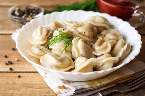  Pelmeni: Herzhaftes Fleischgebäck mit erfrischender Sour Cream-Füllung!