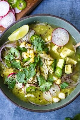  Pozole Verde: Ein herzhaftes Fest der scharfen Gewürze und cremigen Mais!