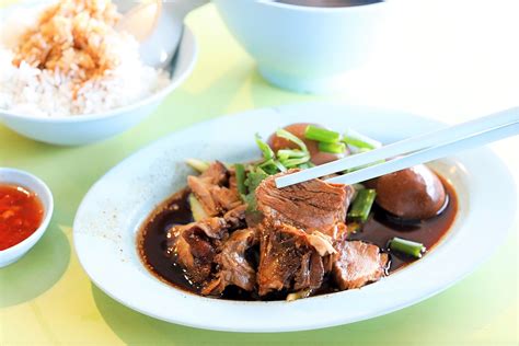  Teochew-Style Braised Goose: Eine Symphonie saftiger Geschmacksrichtungen und knuspriger Texturen!