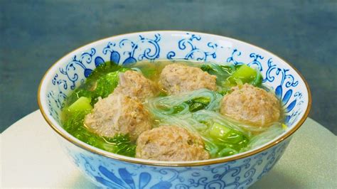  Zhaoqing Fleischbällchen Suppe:  Eine Symphonie aus würzigen Aromen und zarten Texturen!